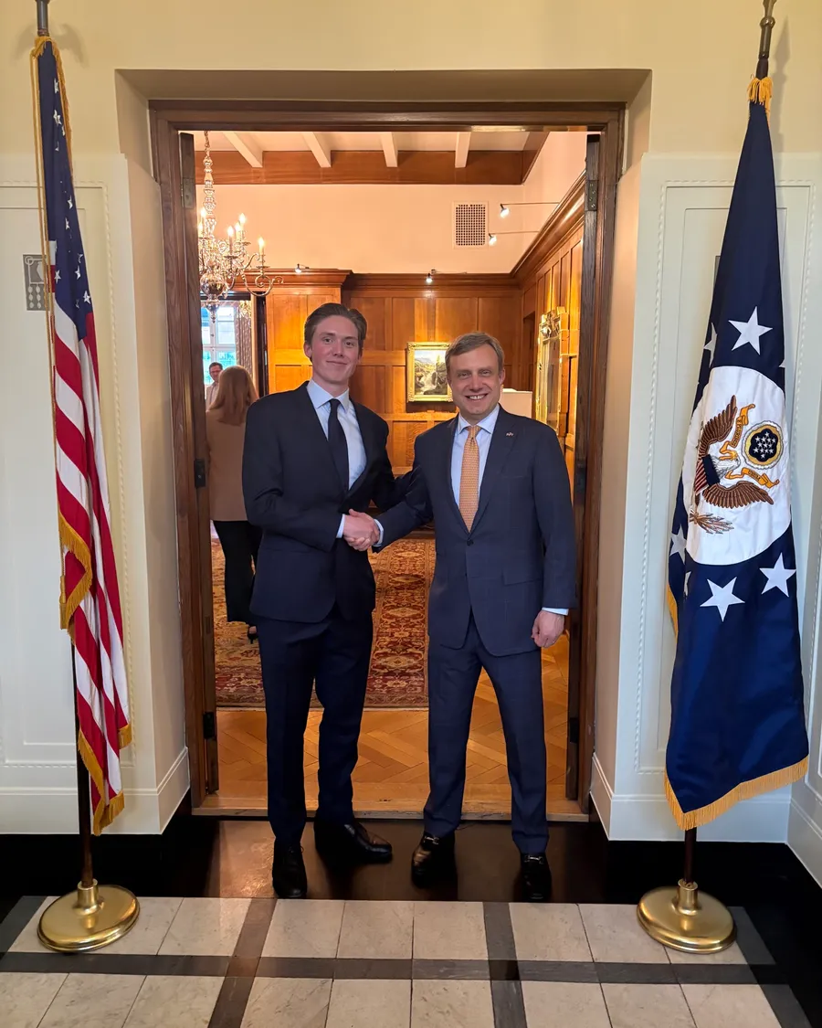 Deltaker i samtale med den amerikanske ambassadøren