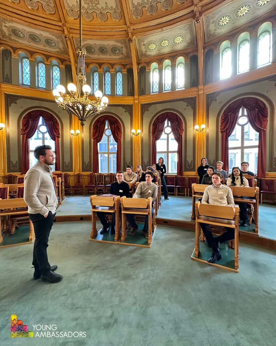 Deltakere på omvisning i Stortinget